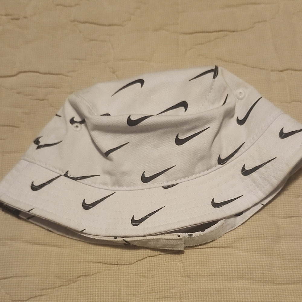 Nike Infant White Bucket Hat with Black Swoosh Pattern